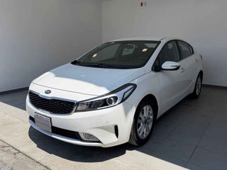 2017 Kia FORTE SEDAN 4p EX TA6 L4/2.0 BL cámara reversa 7" f. niebla RA-16"