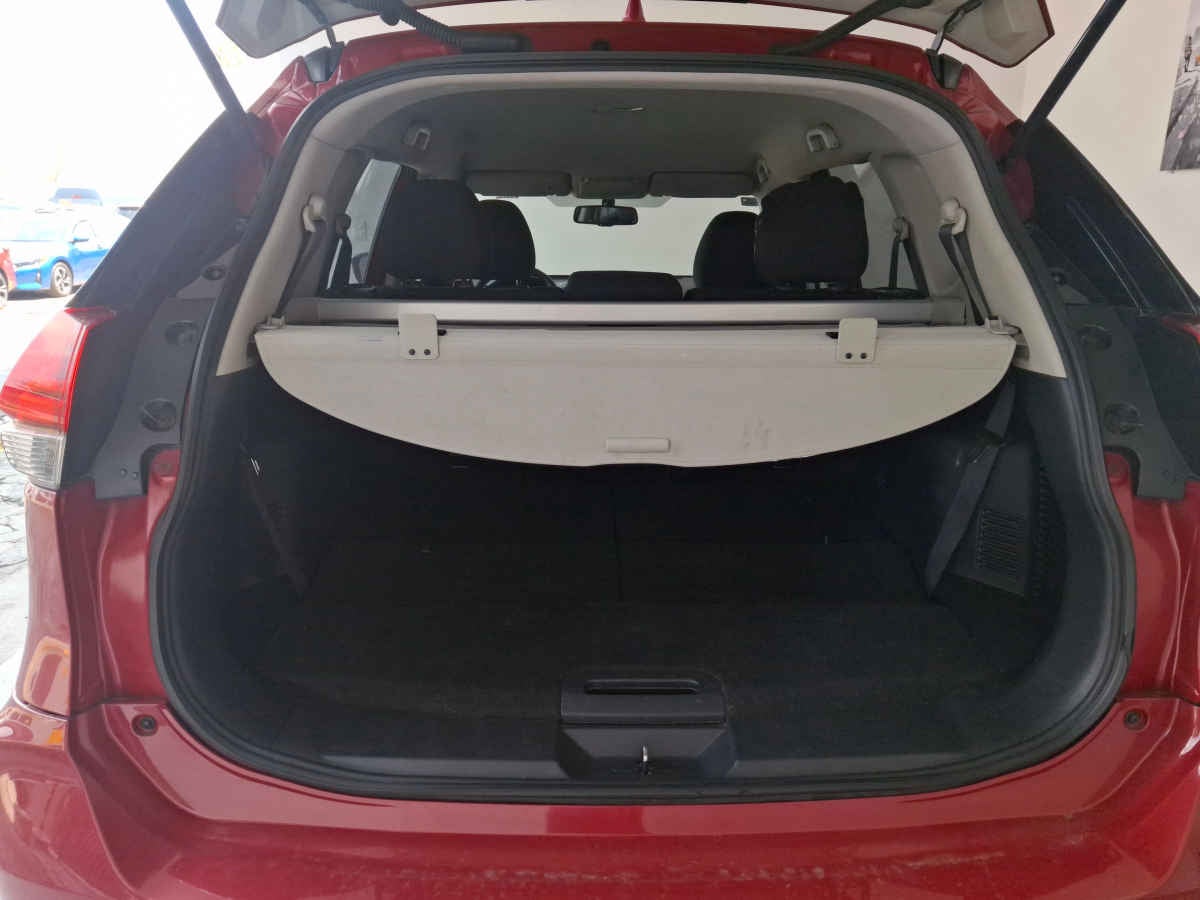 2022 Nissan X-Trail 5p Sense 3 L4/2.5 Aut Banca abatible